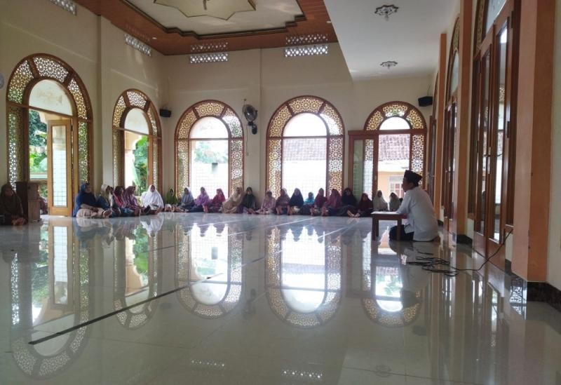 Penyuluh KUA Jatilawang Ajak Muslimat Pahami Adab Bersalaman dan Batasan Mahram