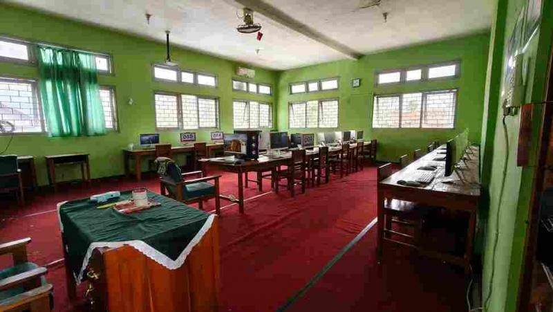 Jelang Gladi TKA, Teknisi dan Proktor Siapkan Laboratorium Komputer MA Al Falah Jatilawang