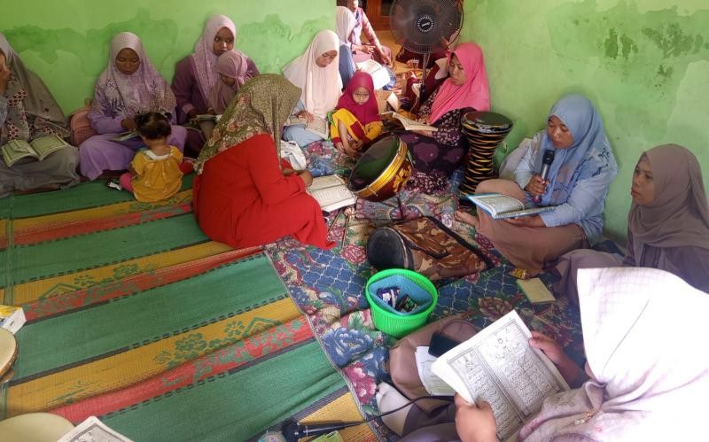 Penyuluh Jelaskan Makna Isi Kitab Al Barzanji di MT Al Ikhwan Jurangbahas