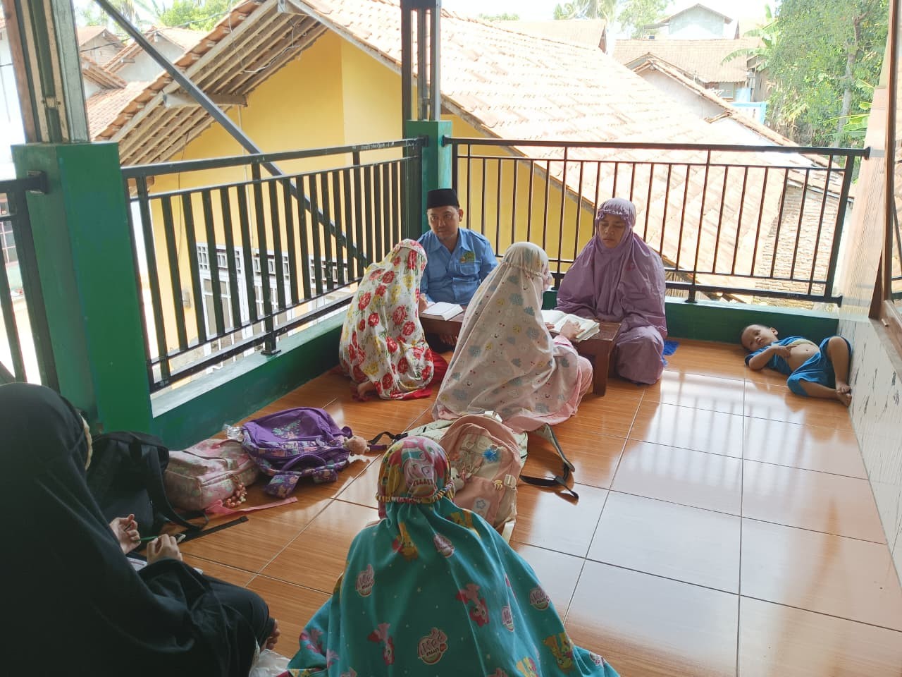 Mengaji Al Quran Bin Nadzor Siswa MI Maarif Jambu Setelah Sholat Dzuhur