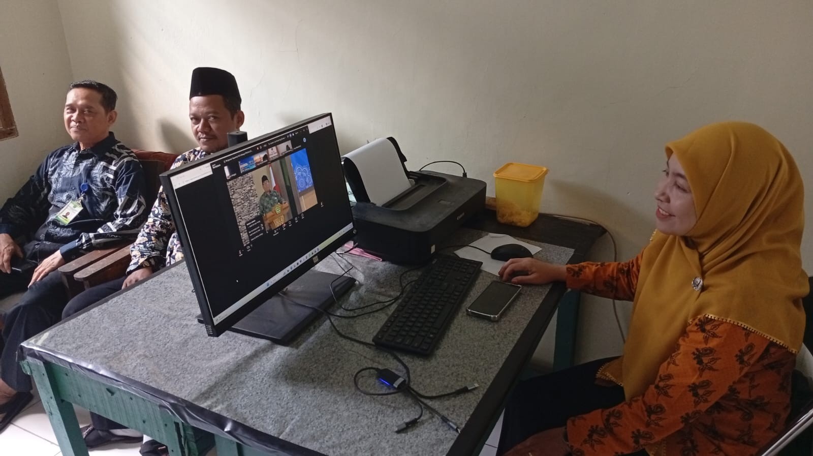 Pegawai KUA Wangon Ikuti Zoom Meeting Peningkatan Kapasitas KUA sebagai PPAIW