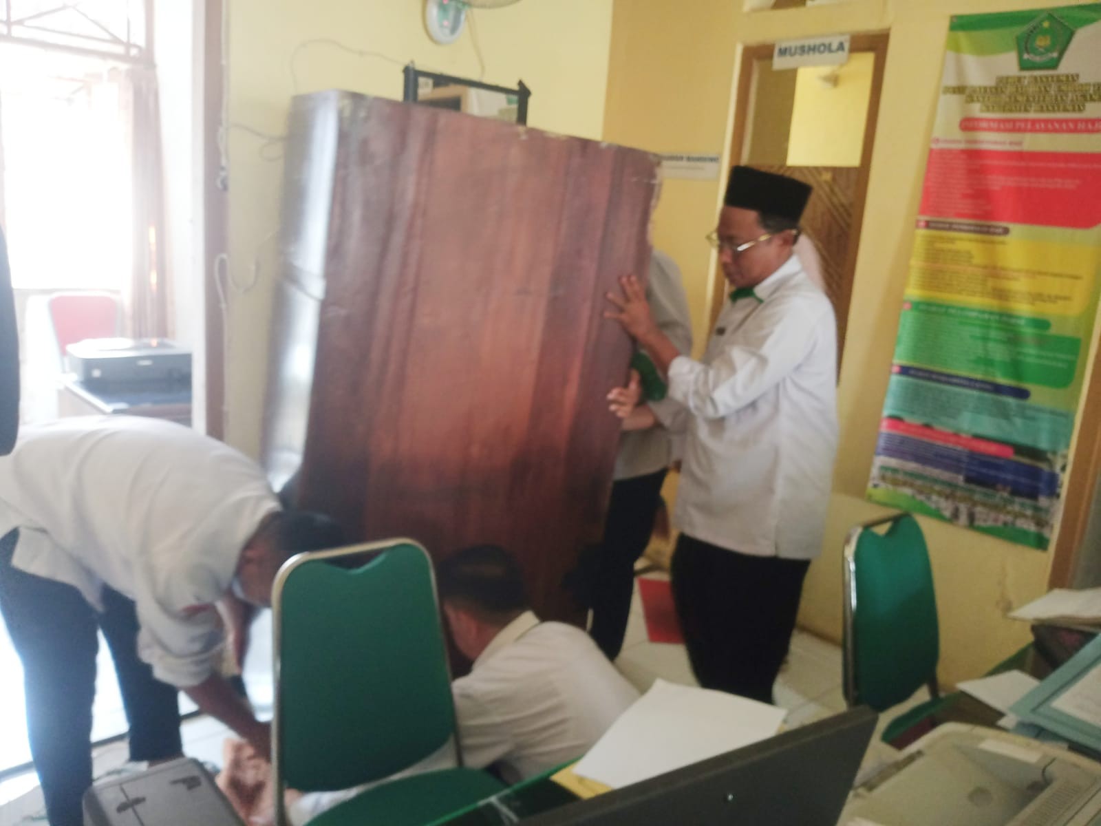 Pegawai KUA Lakukan Penataan Inventaris