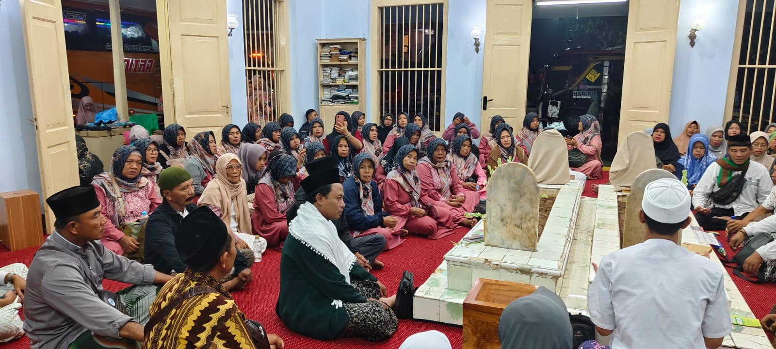 Penyuluh KUA Pimpin Ziarah Wali Songo