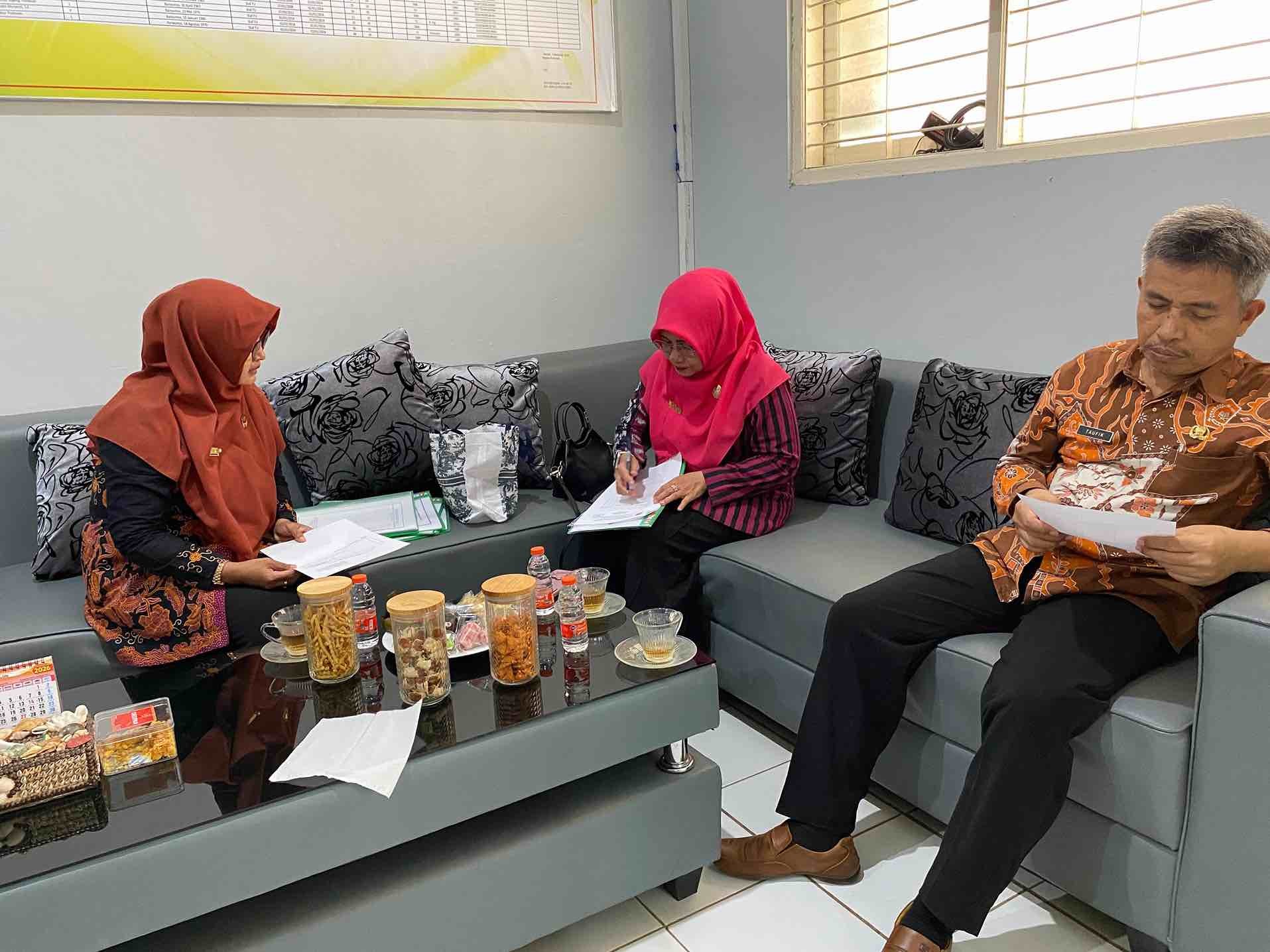 Pastikan Ujian Berjalan Sesuai POS, Pengawas Madrasah Lakukan MONEV di MTsN 2 Banyumas