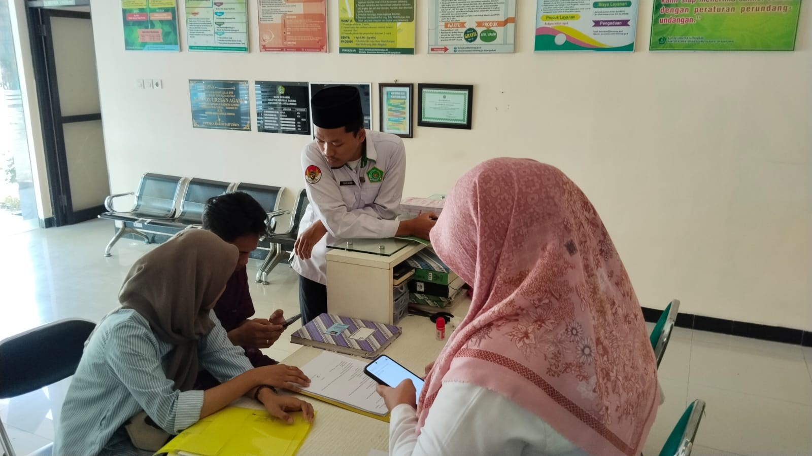 Catin Lakukan Konsultasi dengan Staf KUA untuk Persiapan Pernikahan