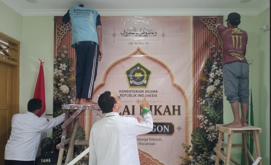 Penghulu Kawal Langsung Pemasangan Wallpaper Balai Nikah