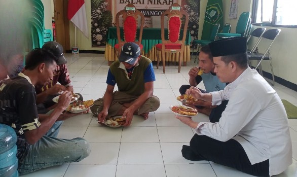 Kengahatan Makan Siang Lesehan Bersama Pekerja Renovasi KUA