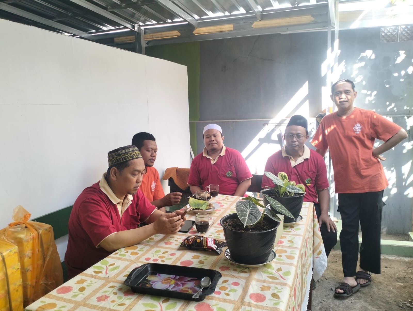 Ngopi Jumat Pagi Sebelum Senam, Pegawai KUA Wangon Bangun Kebersamaan