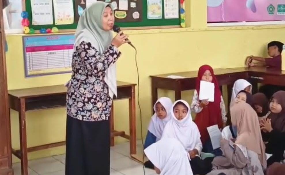 Penyuluh KUA Wangon Isi Pengajian Maulid Nabi di MI Klapagading