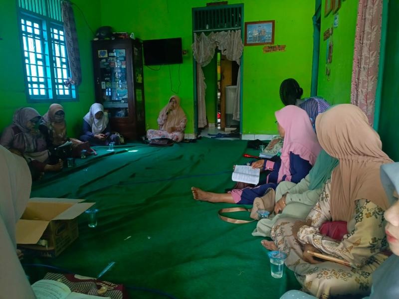 Sebelum Bimluh, Penyuluh KUA Wangon Pimpin Tahlil di MT An Nisa Klapagading