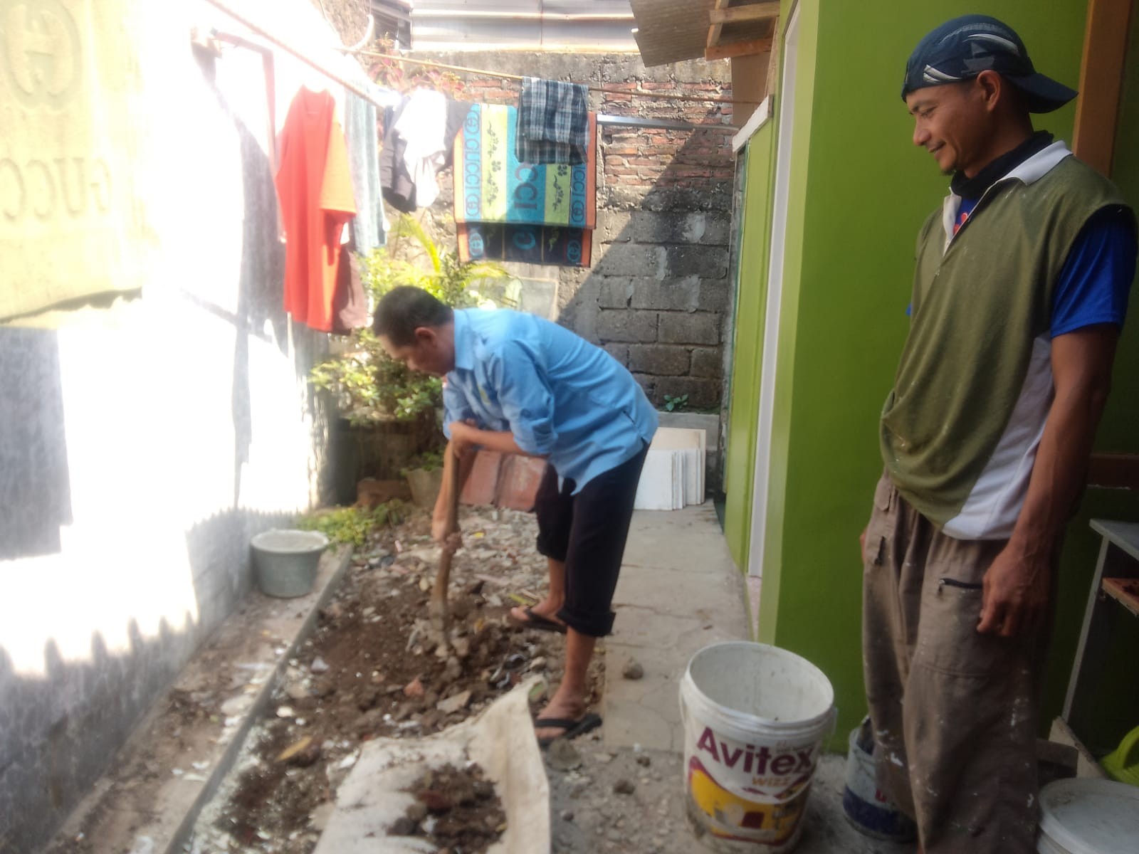 Pegawai KUA Bantu Ringankan Tugas Pekerja Renovasi