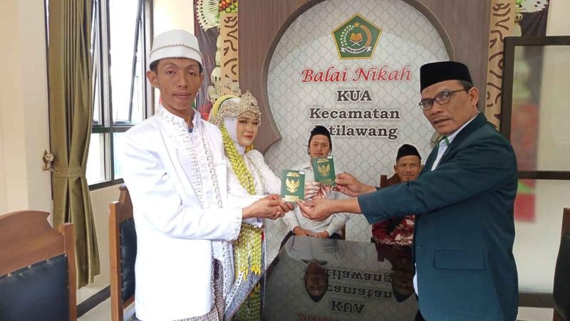 KUA Jatilawang Berpesan Kepada Catin Agar Selalu Bahagia Bersama 