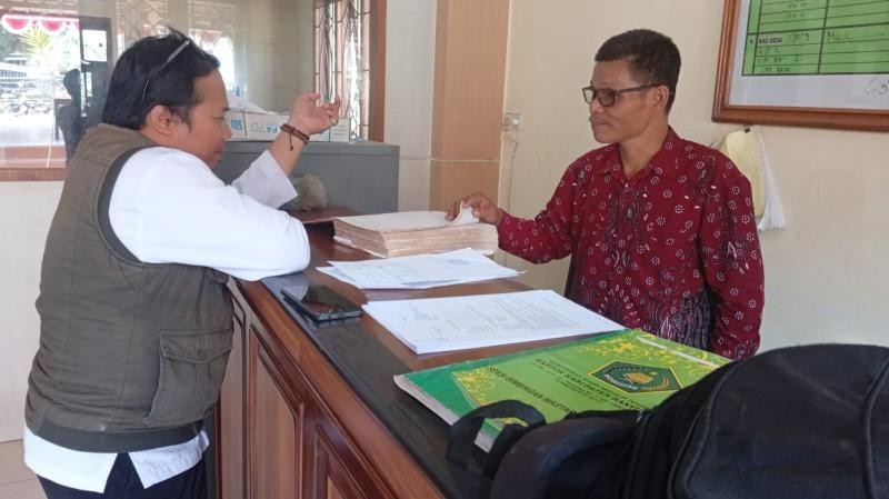 Penyuluh KUA Wangon Cek Buku Tanah Letter C untuk Persiapan Wakaf