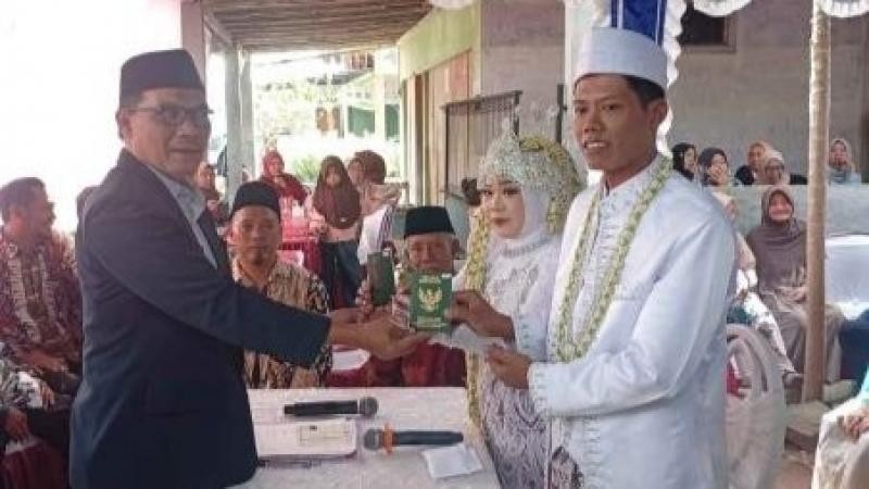 Bimwin Kepala KUA Jatilawang Kepada Catin : Hindari Kekerasan Seksual dan Emosional