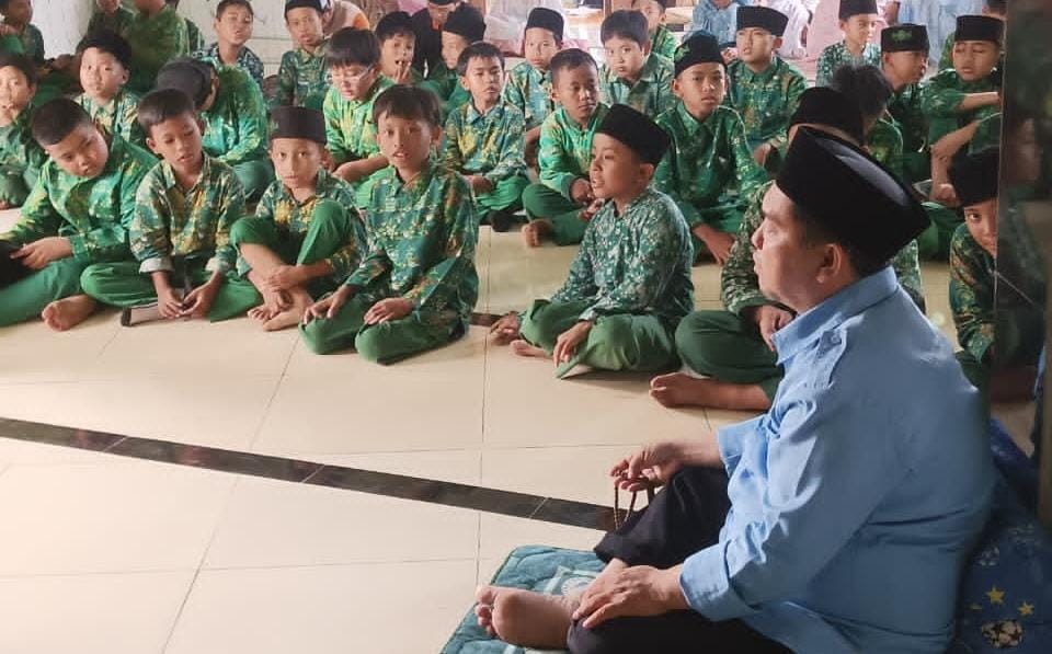 Pegawai KUA Wangon Ajarkan Tajwid agar Murid MI Maarif Jambu Fasih Baca Al-Quran