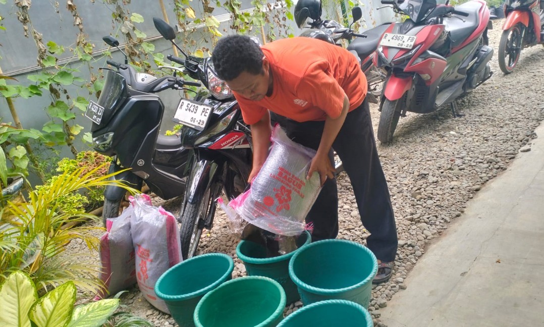 KUA Wangon Cermat Pilih Komposisi Tanah Pot Pojok ASRI