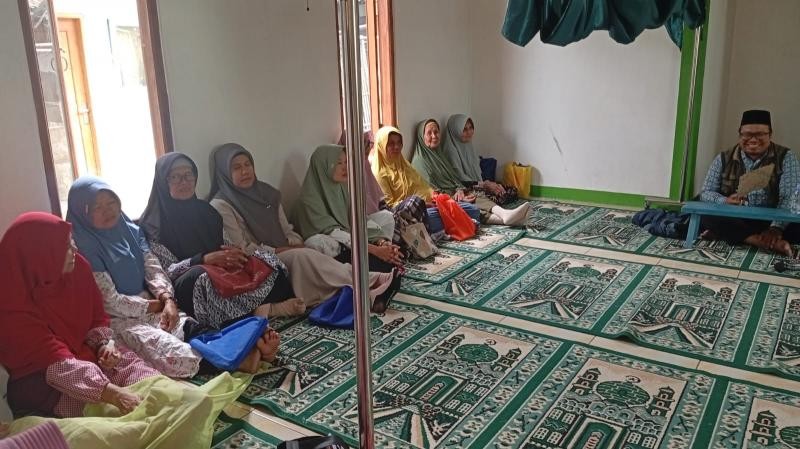 Bimluh Keutamaan Haji dan Umrah, Penyuluh KUA Wangon Sampaikan Nilai Spiritual Ibadah ke Jamaah MT Al Huda Jambu