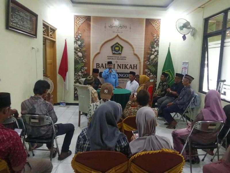 Pegawai KUA Wangon Penghafal Al-Quran Pimpin Doa Setelah Ijab Qobul