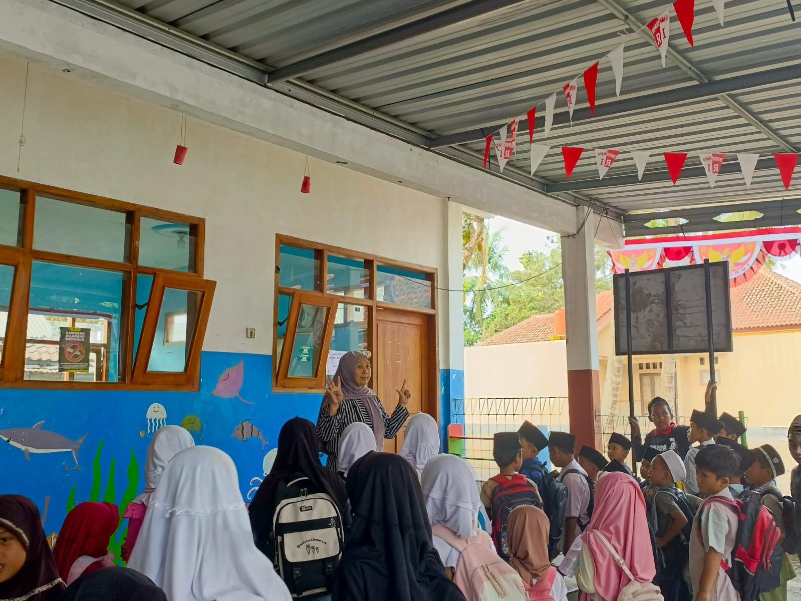 Penyuluh KUA Wangon Bimbing dan Bercengkrama dengan Santri Madin Al Irsyad Klapagading