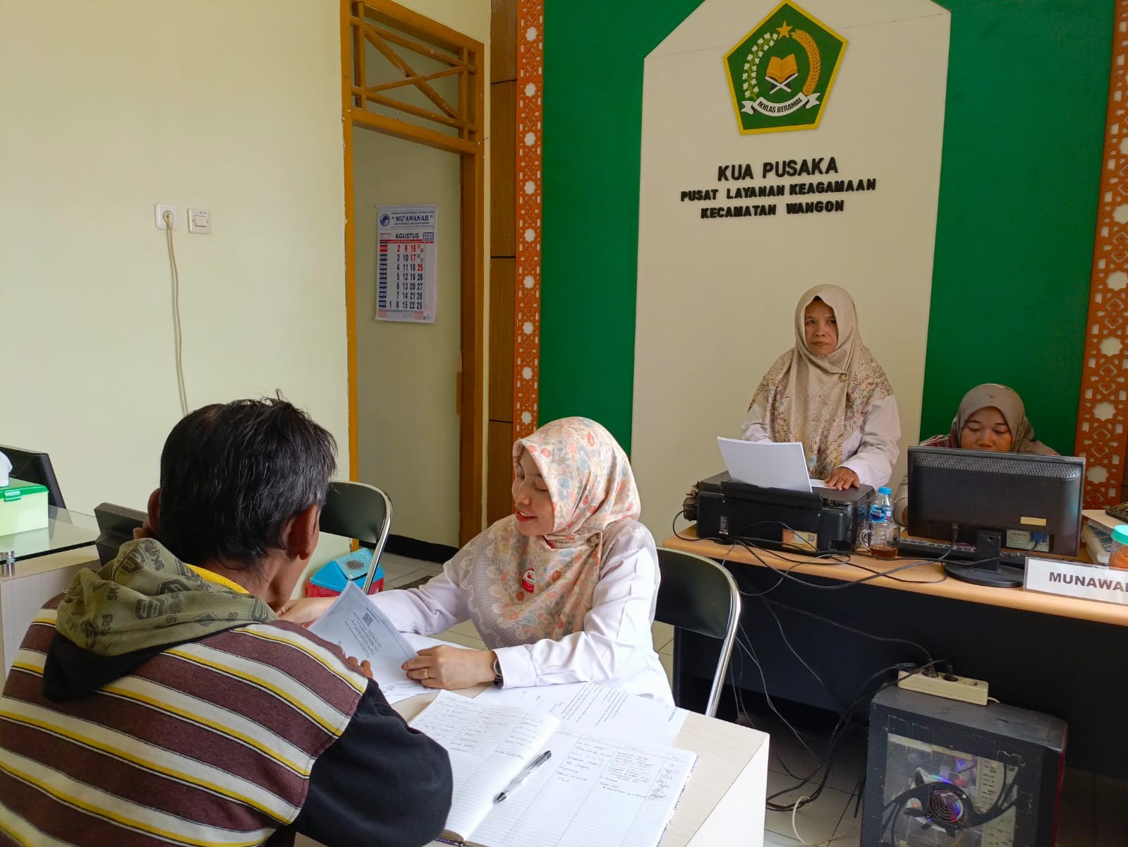 Sikap Humanis, Pegawai KUA Berikan Pelayanan Konsultasi Buku Nikah