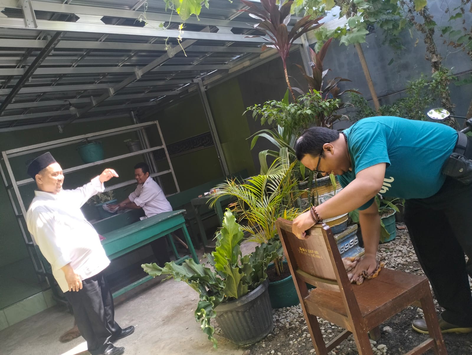 Tingginya Rumangsa Handarbeni; Penyuluh Bahu Membahu Bersihkan Perabotan KUA