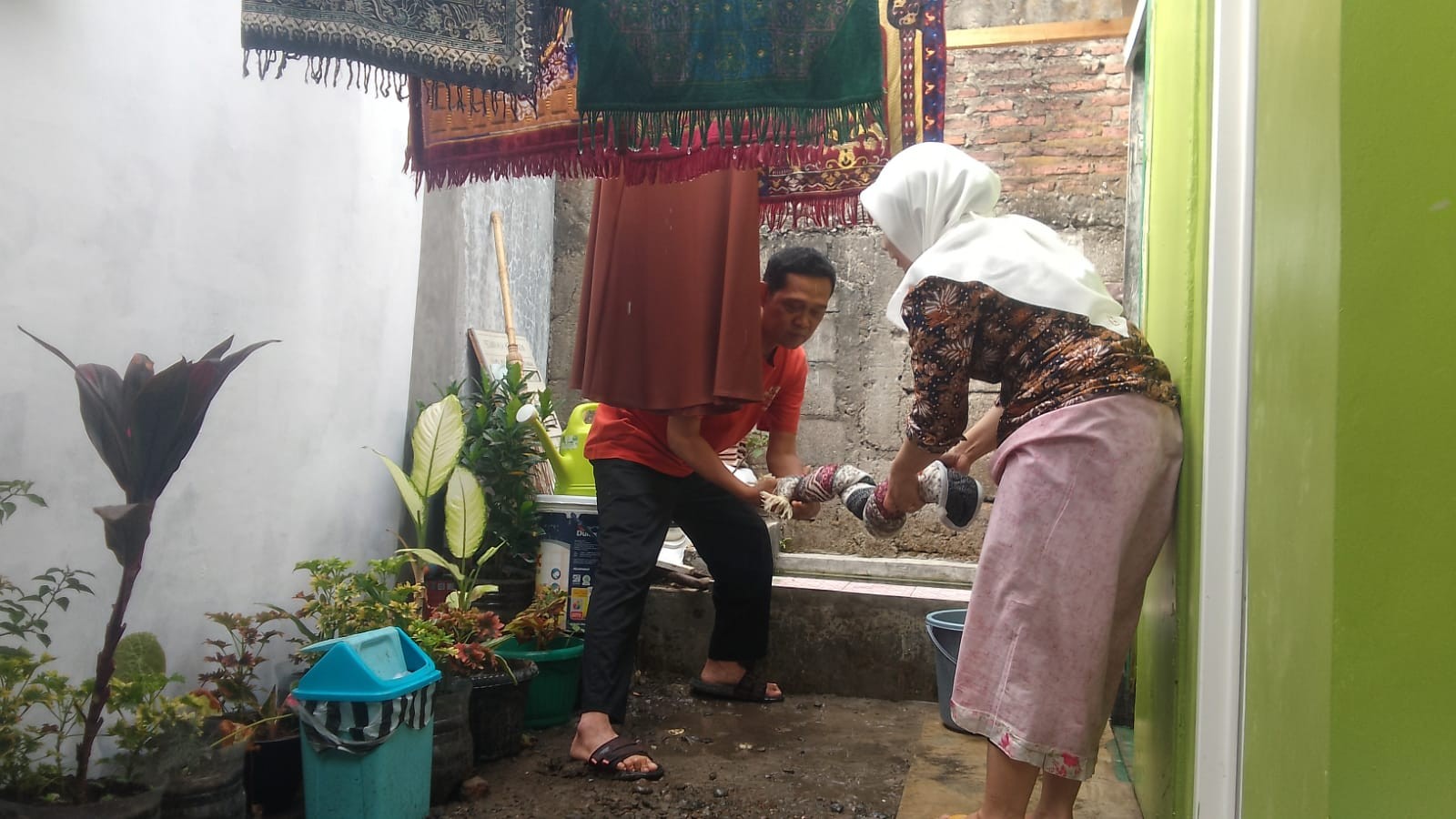 Jumat Bersih, Pegawai KUA Wangon Cuci Sajadah Mushola Al Fairuz