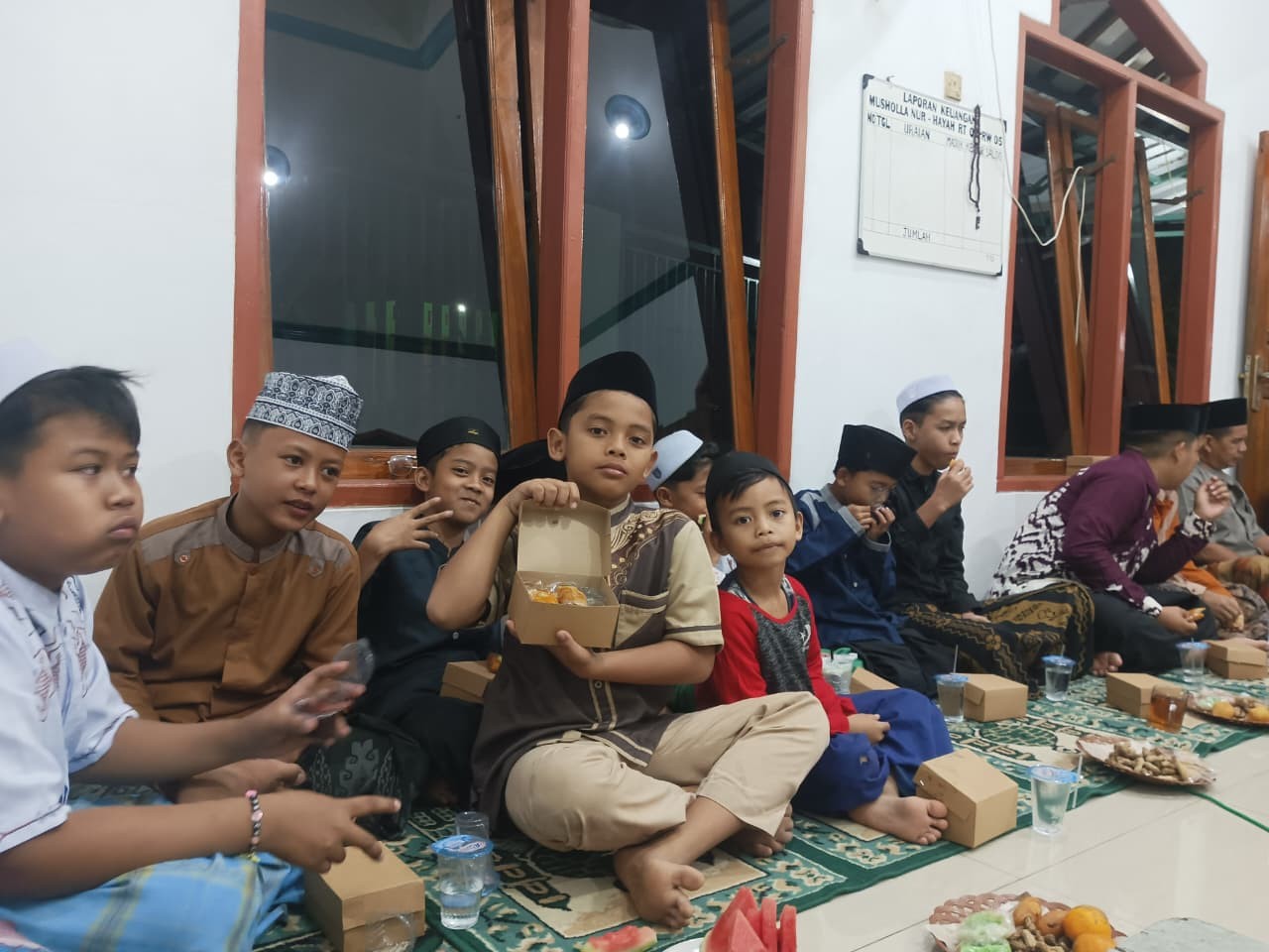 Anak-Anak Antusias Ikuti Perayaan Maulid Nabi di Mushola Al Huda Desa Pengadegan