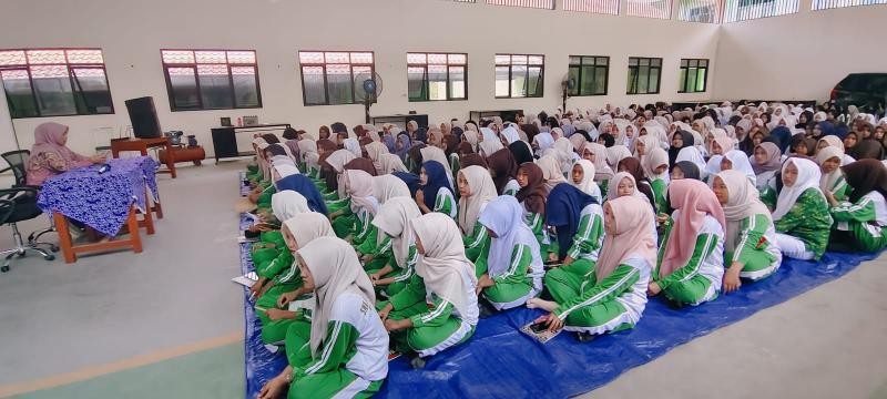 Penyuluh KUA Bimluh Keputrian di SMK Maarif NU 1 Wangon