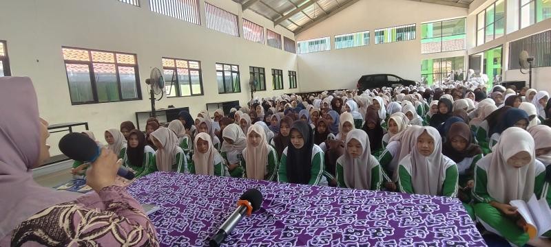 Bimluh Keputrian SMK Maarif NU 1 Wangon Sampaikan Pentingnya Hindari Nikah Usia Dini