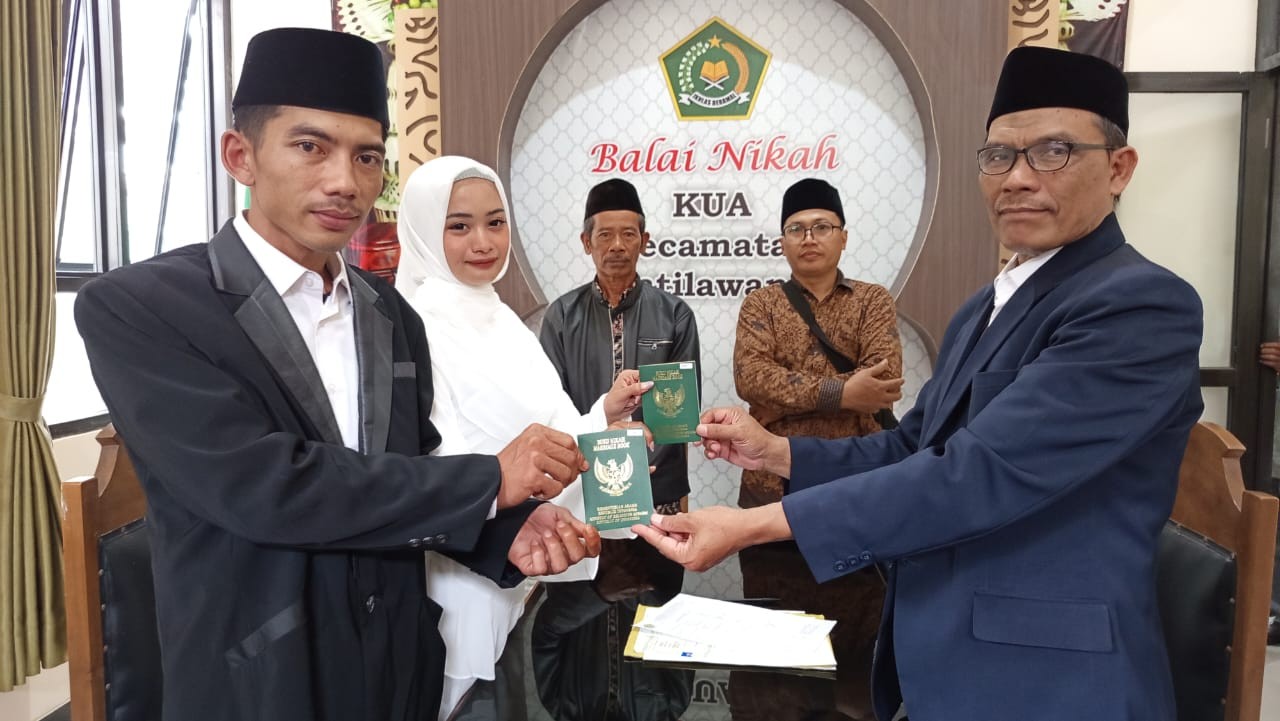 Dalam Hening yang Penuh Doa, Sepasang Pengantin Resmi Bersatu