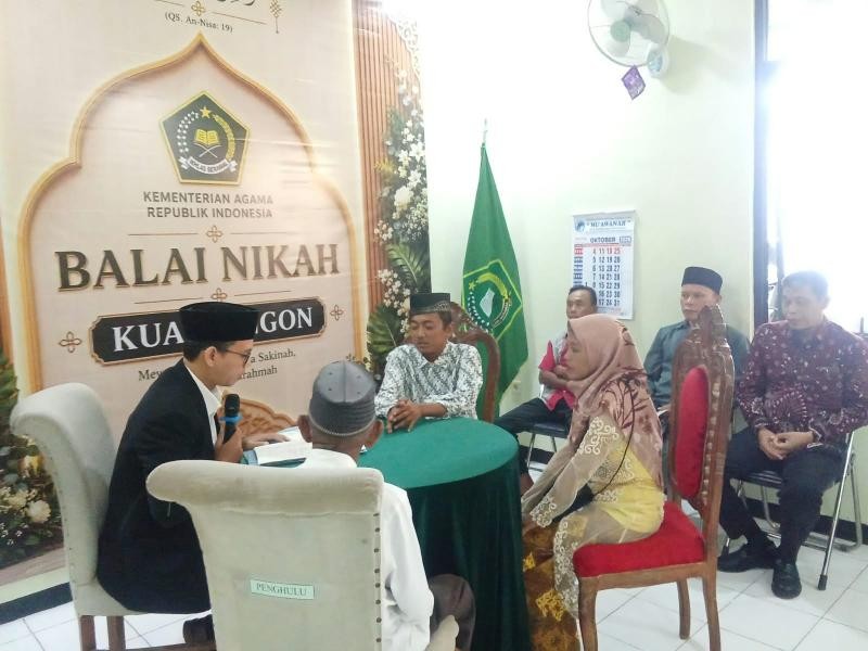 Catin Dapat Arahan dari Penghulu Muda KUA Wangon yang Kuasai Lima Bahasa Asing