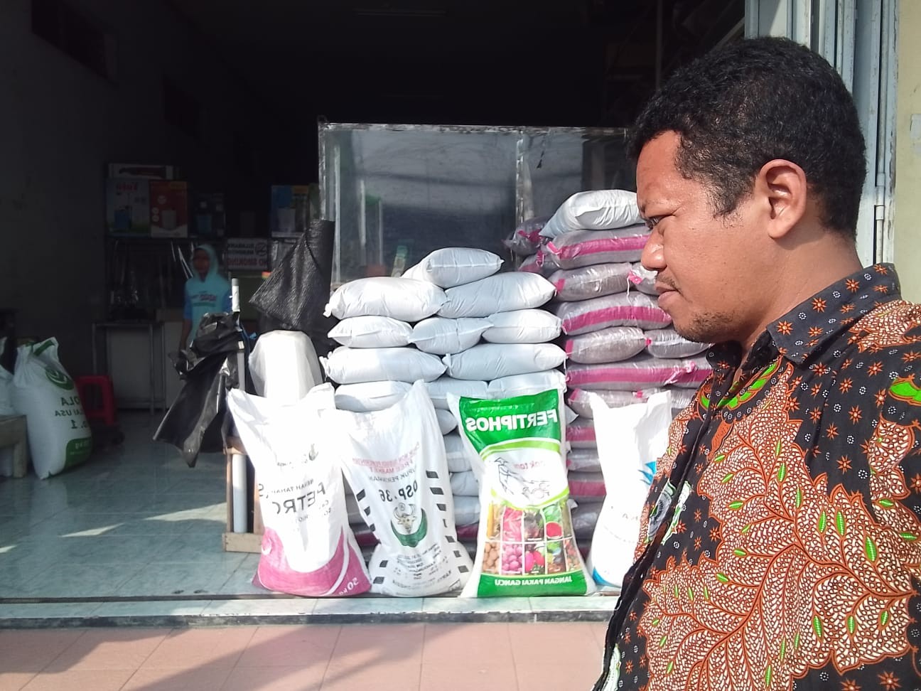 Penyuluh Agama Bantu Belikan Media Tanaman untuk Memperindah KUA Wangon