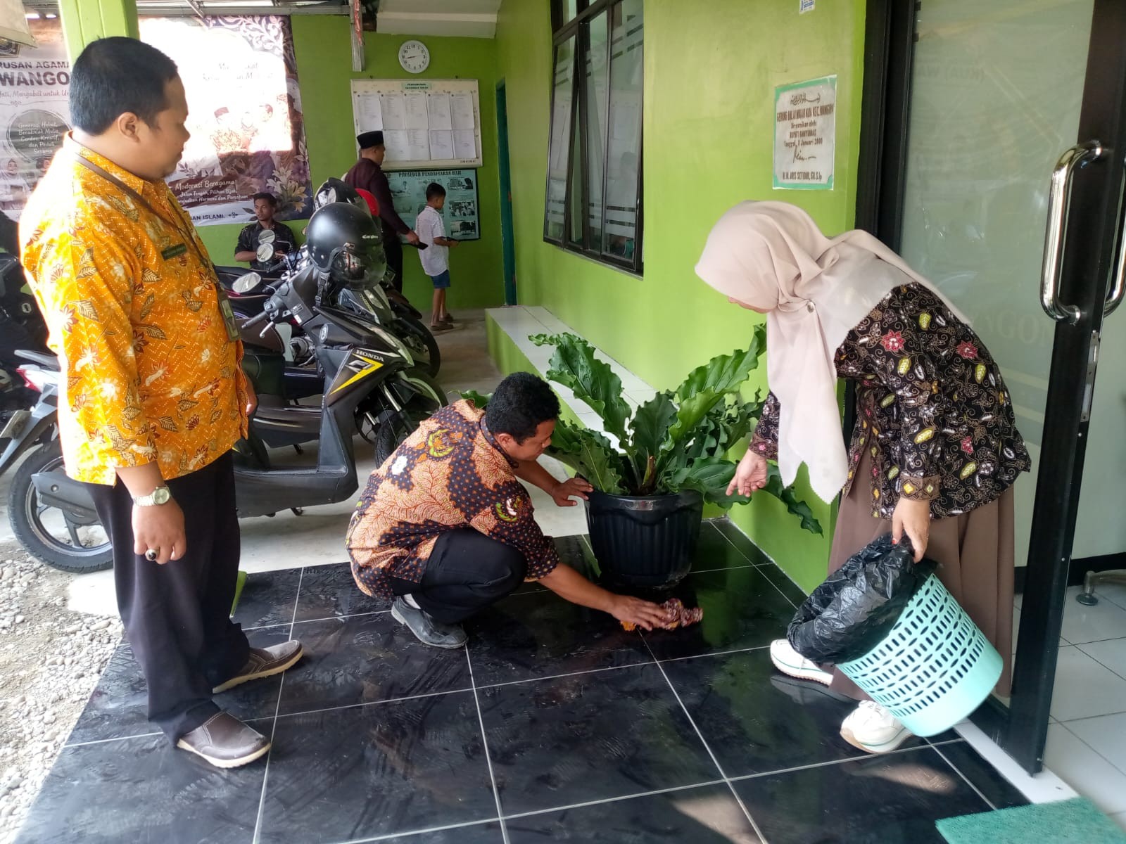 Bunga Gelombang Cinta Percantik Depan Ruang Pelayanan KUA Wangon