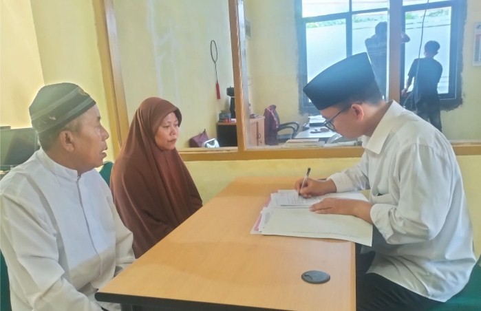 Penghulu Muda KUA Wangon Periksa Berkas Nikah Catin Lansia