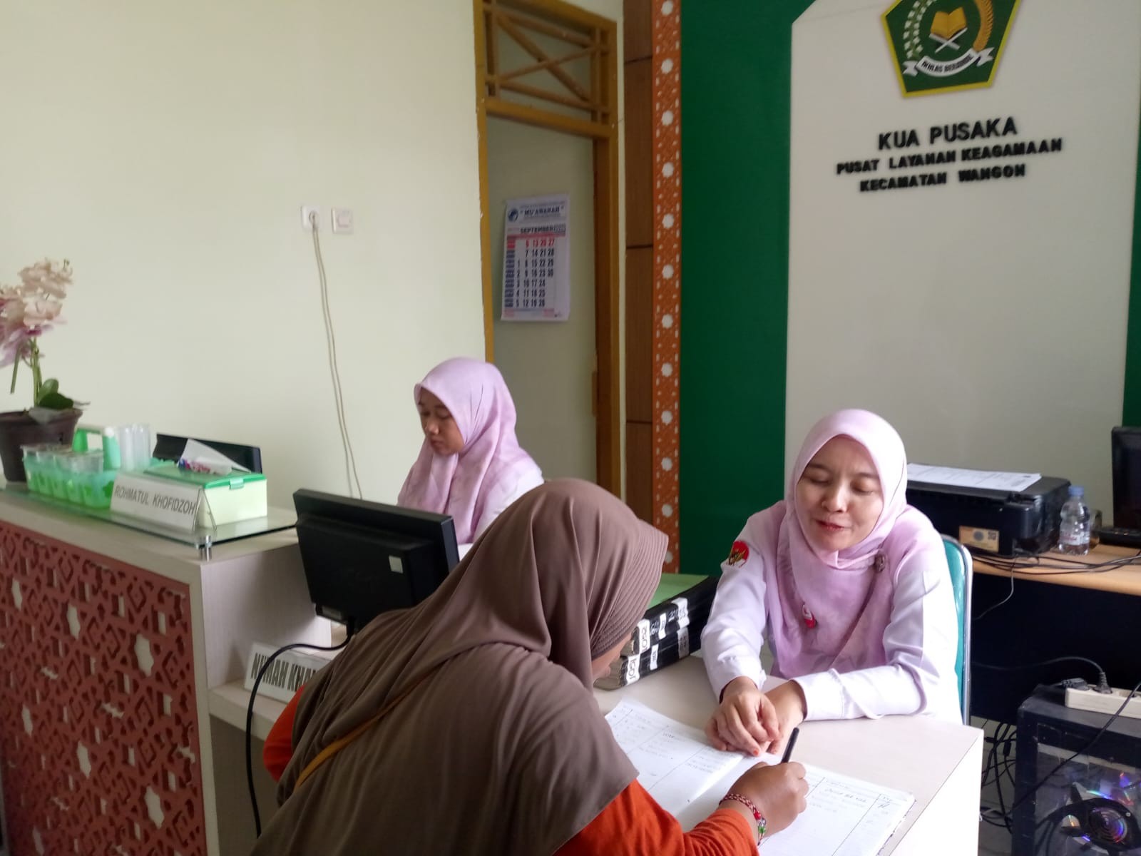 Warga Klapagading Konsultasi Persyaratan Nikah di KUA Wangon