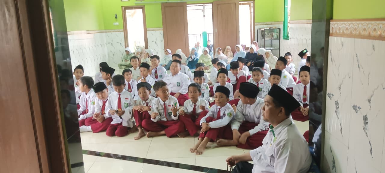 Murid MI Maarif Jambu Hafalkan Dzikir Bakda Sholat