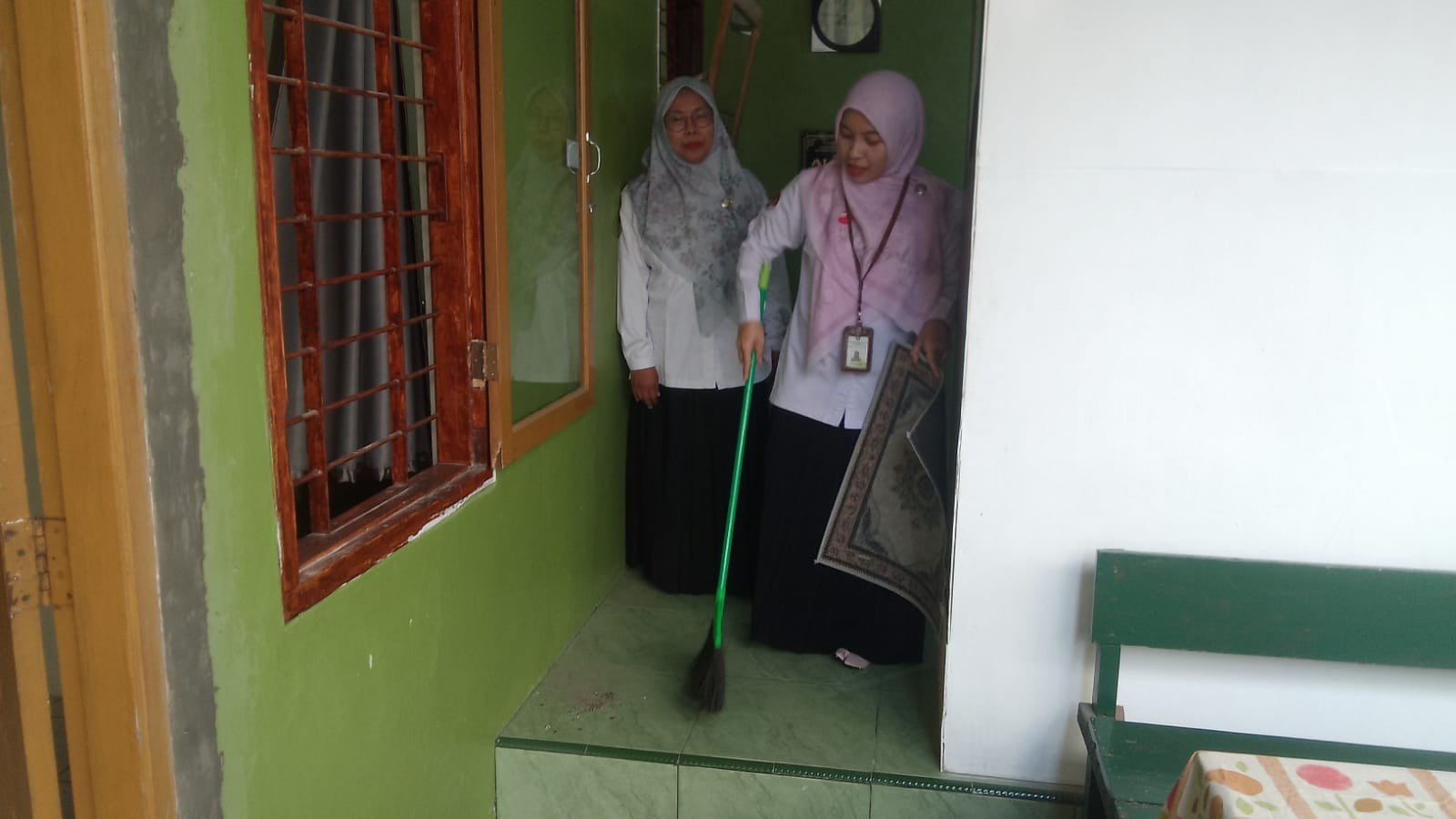 Pegawai KUA Wangon Bersihkan Mushola Al Fairuz Persiapan Nadzhoman Asmaul Husna