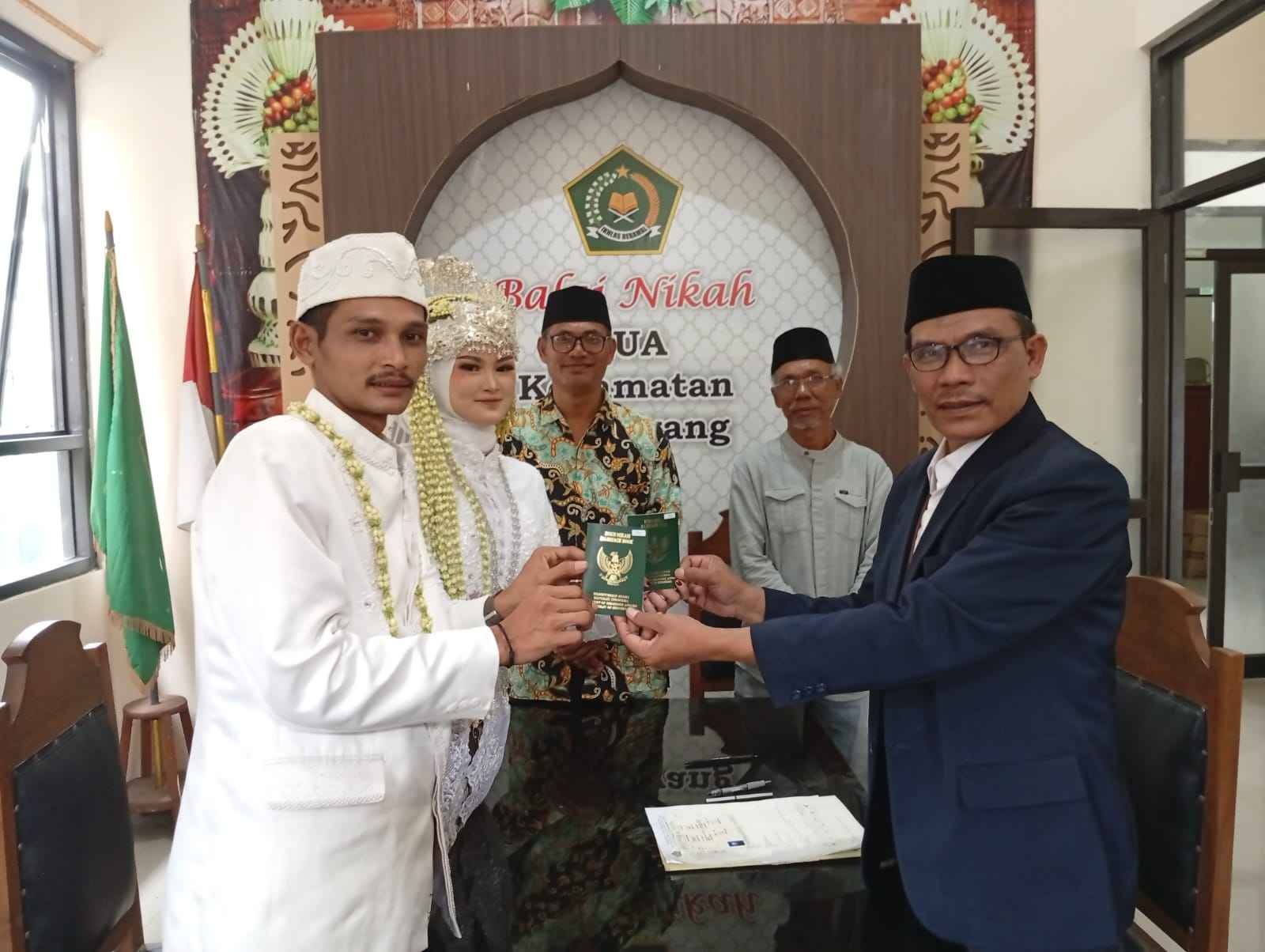 Diantara Hantaran Doa, Pengantin Resmi Bersatu di KUA Jatilawang