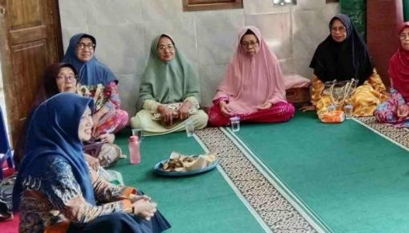 Semangat Lansia Mengaji, Penyuluh Dampingi Belajar Al-Quran di MT Baitus Sehah