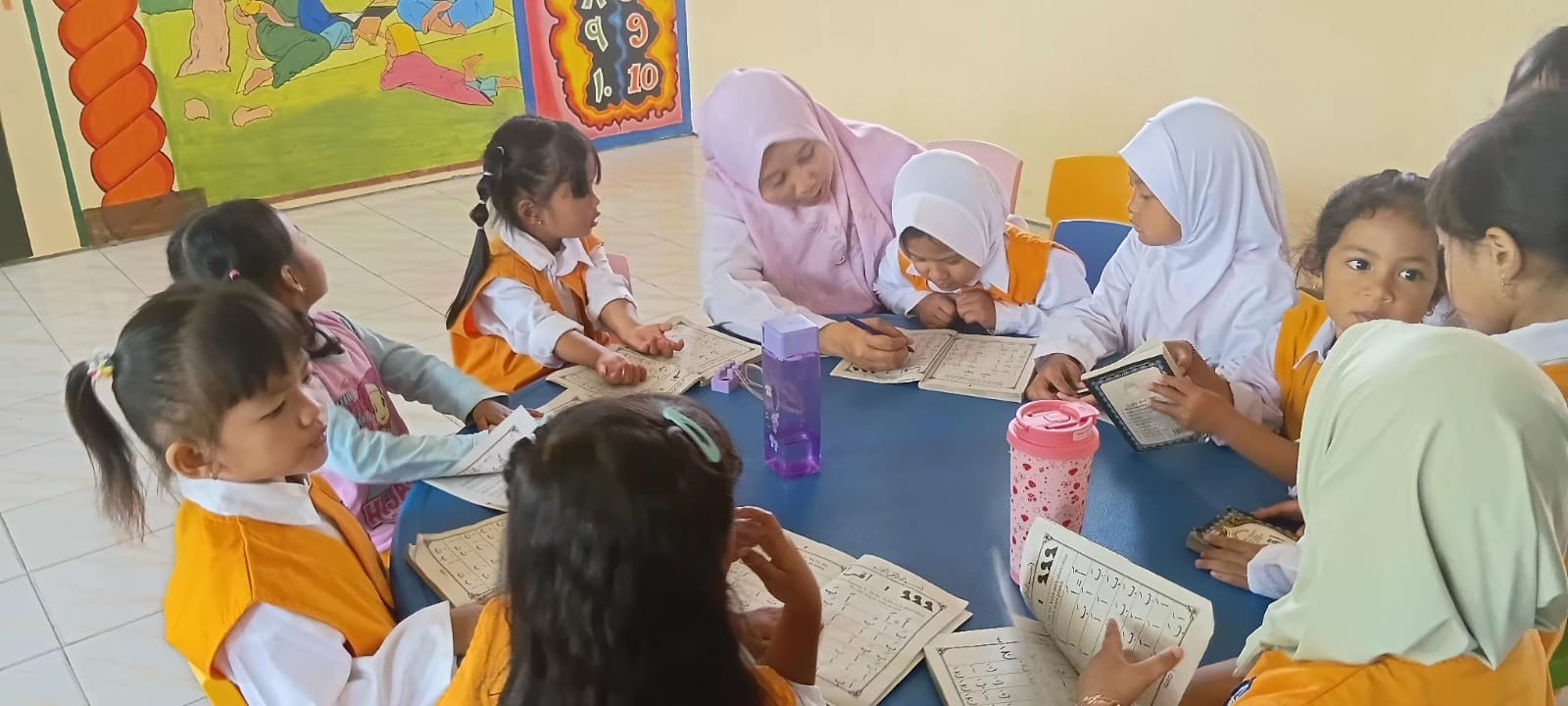 Penyuluh Bimbing Murid TK Kemala Bhayangkari Belajar Baca Tulis Al-Quran