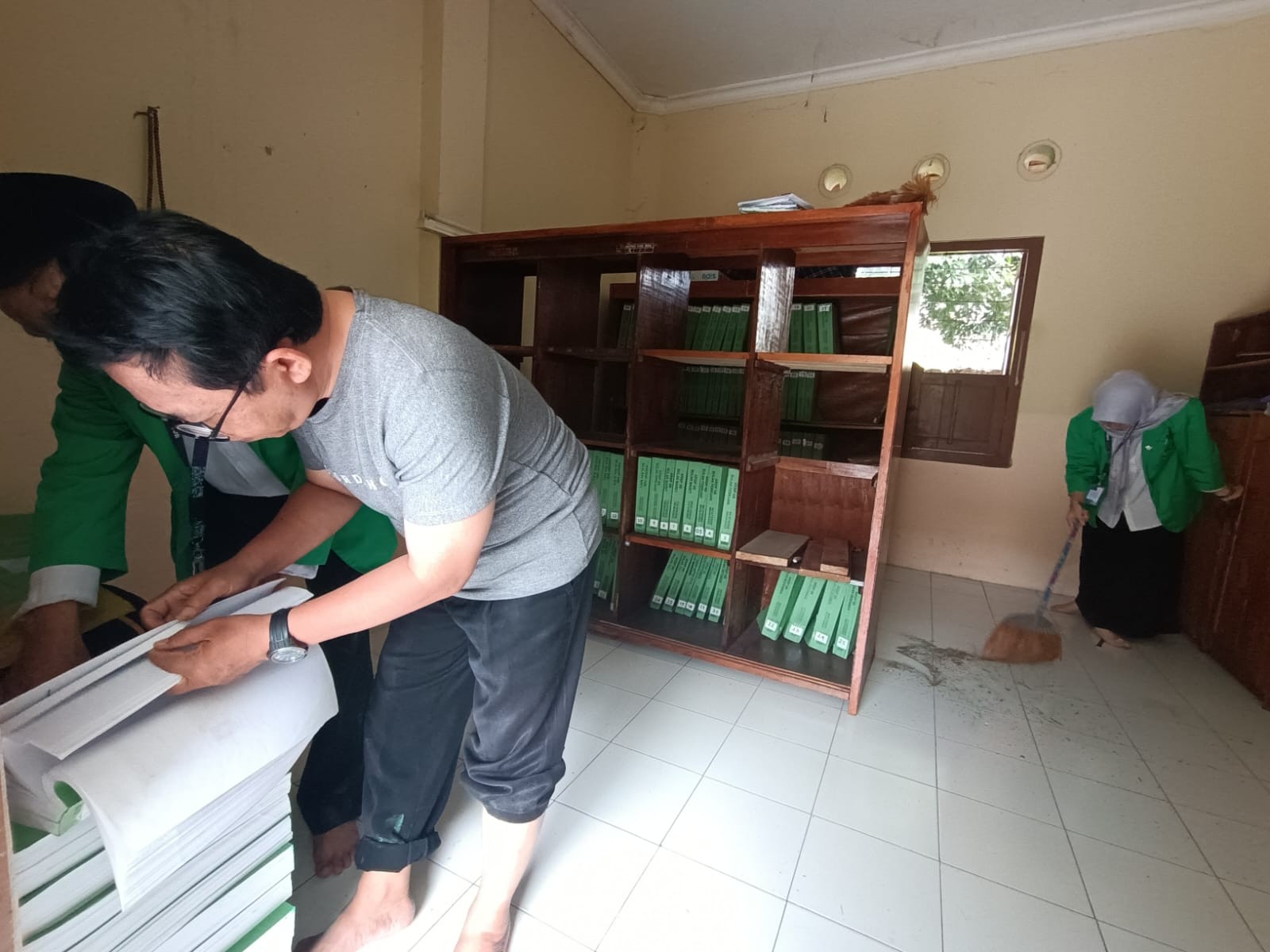 Tingkatkan Ketertiban Administrasi, Staf Benahi dan Bersihkan Ruang Arsip