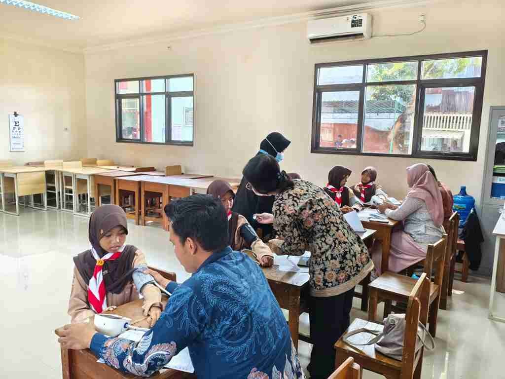 Murid Kelas 7 MTs Negeri 3 Banyumas Ikuti Cek Kesehatan Gratis Bersama Puskesmas Sumbang