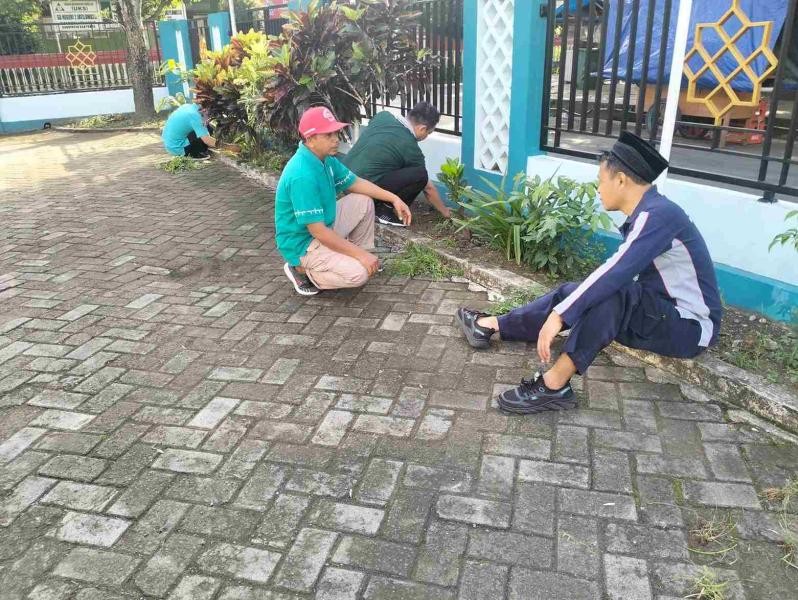 Kerja Bakti KUA Jatilawang Wujudkan Lingkungan Kerja yang Bersih, Aman, Tertib, dan Nyaman