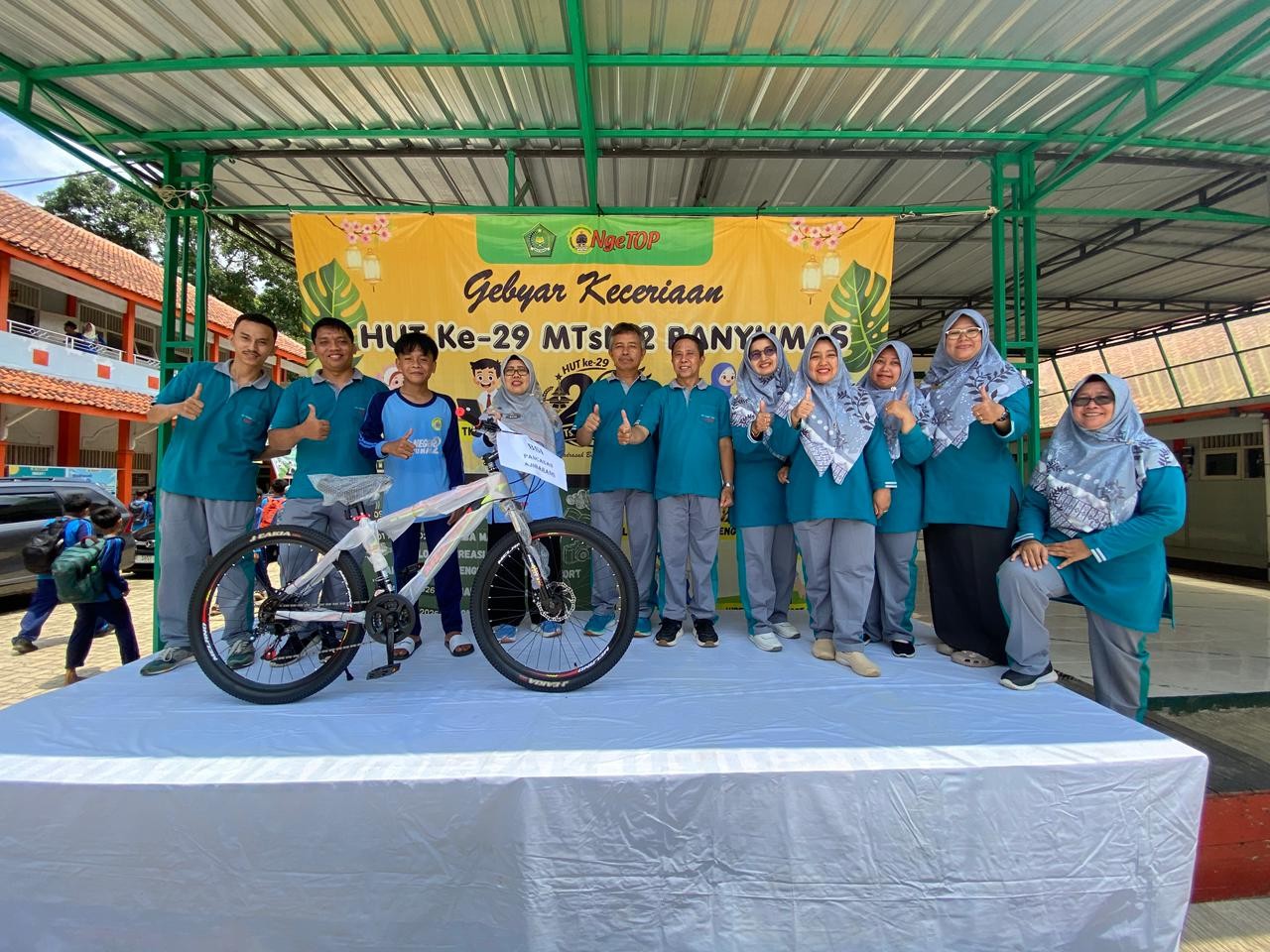 Rayakan Milad ke-29, Ratusan Warga MTsN 2 Banyumas Birukan Jalan dalam Aksi Jalan Sehat