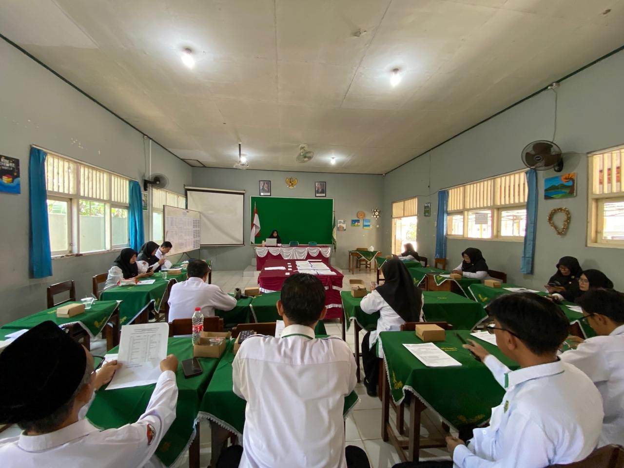 Tingkatkan Akurasi Penilaian, Waka Kurikulum Pimpin Koreksi Bersama Hasil Ujian Madrasah Murid MTsN 2 Banyumas