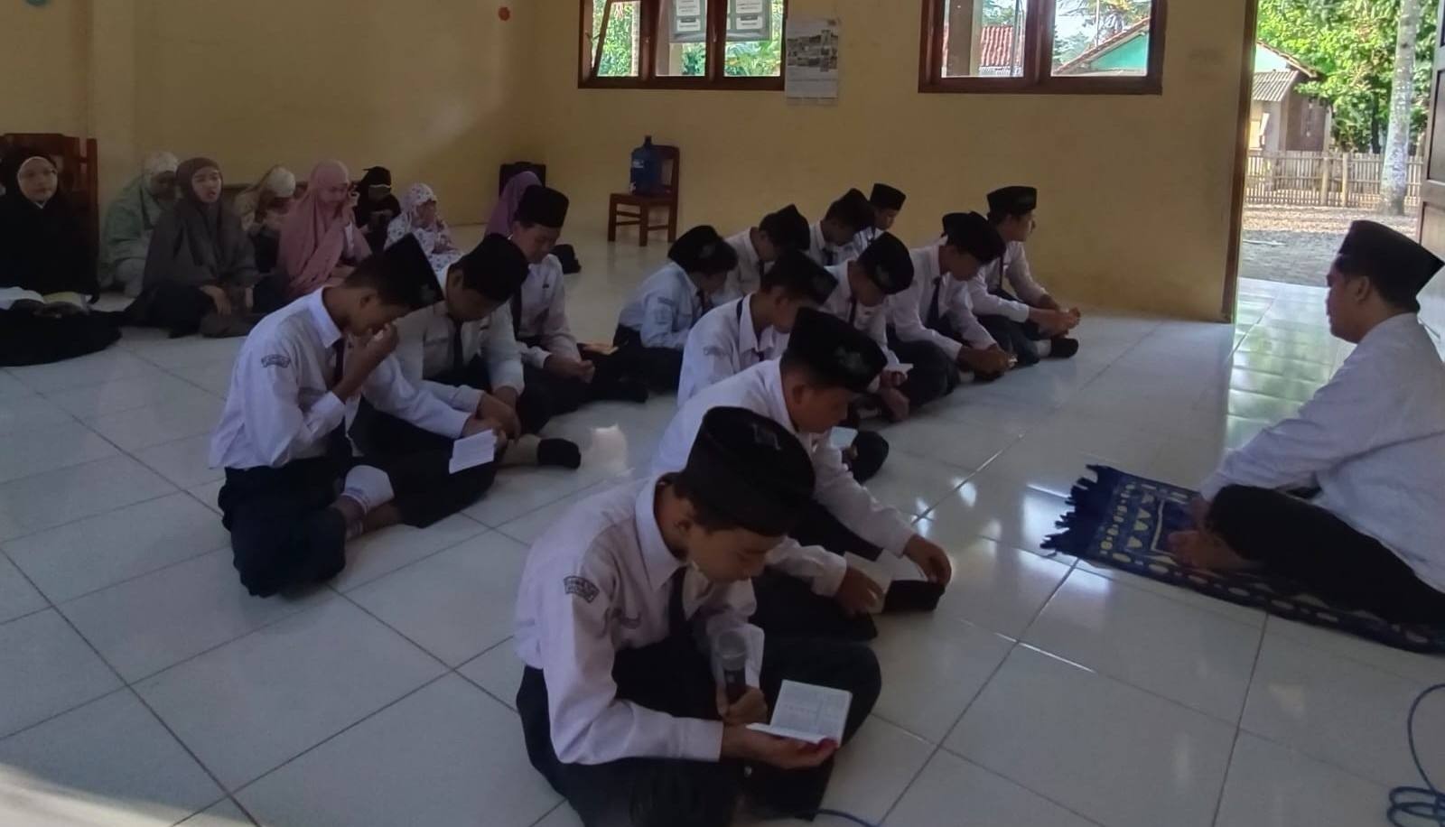 Rotibul Haddad Usai Dhuha, Perkuat Spiritualitas Siswa MTs Manbaul Falah