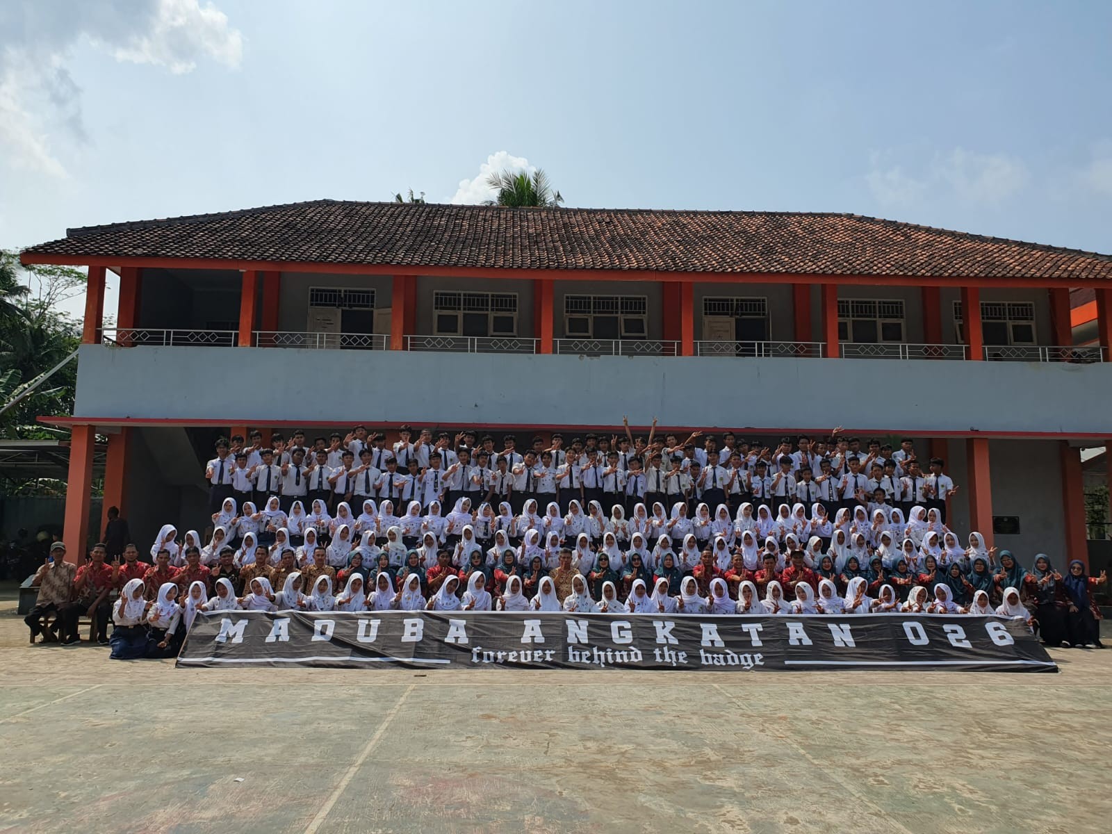 Angkatan 26 Madrasah Gelar Sesi Foto Bersama dan Aksi Kreatif Bersama Damkar