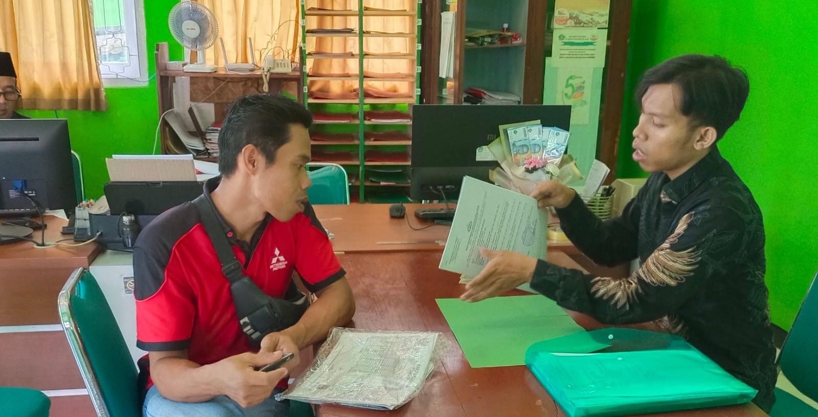 KUA Purwojati Layani Perbaikan Nama pada Buku Nikah