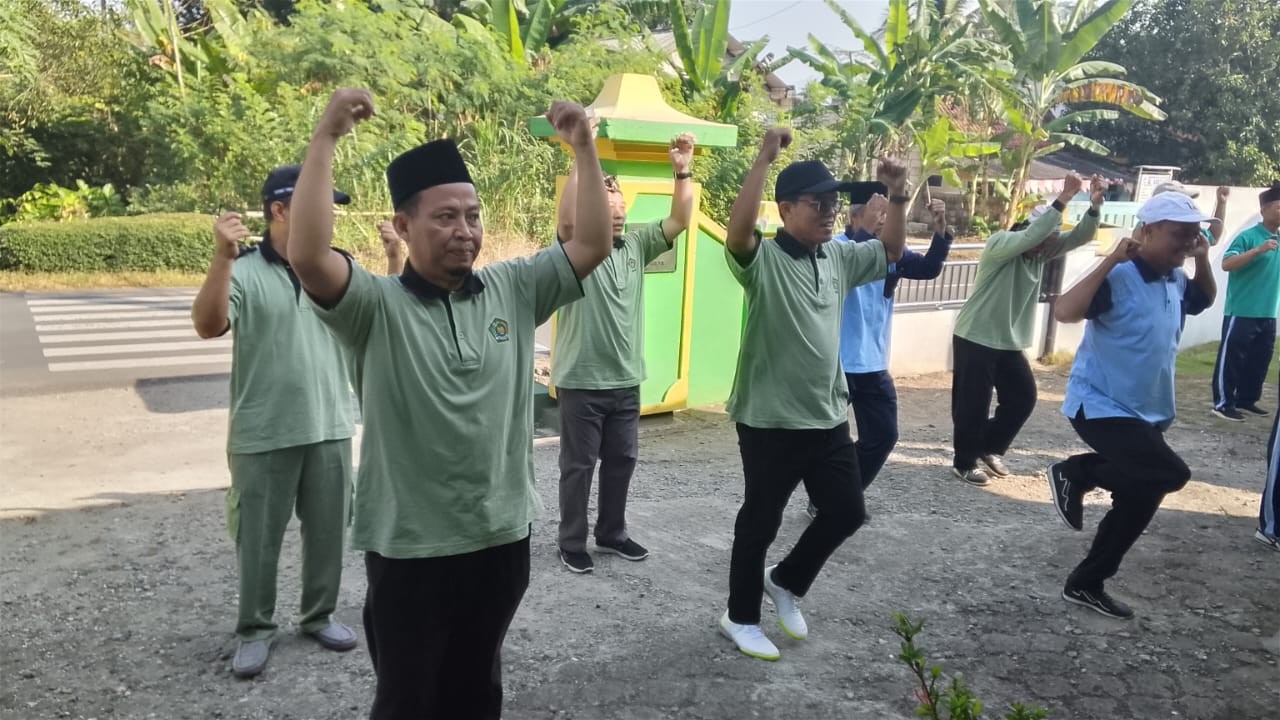Pererat Sinergi, KUA Purwojati dan KUA Jatilawang Gelar Senam Bersama