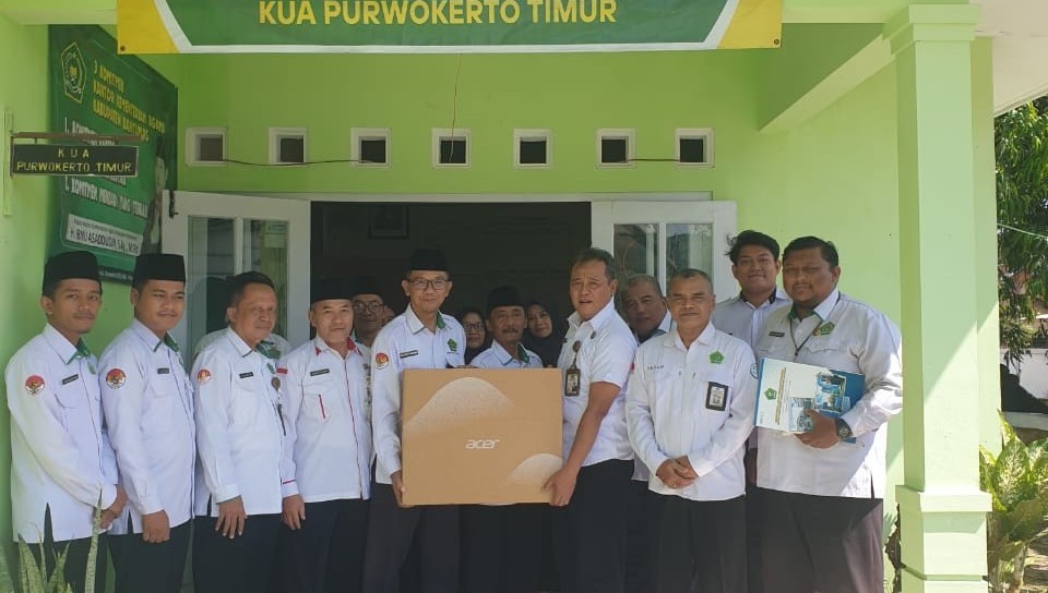 Kemenag Banyumas Serahkan Aset Komputer ke KUA Purwokerto Timur